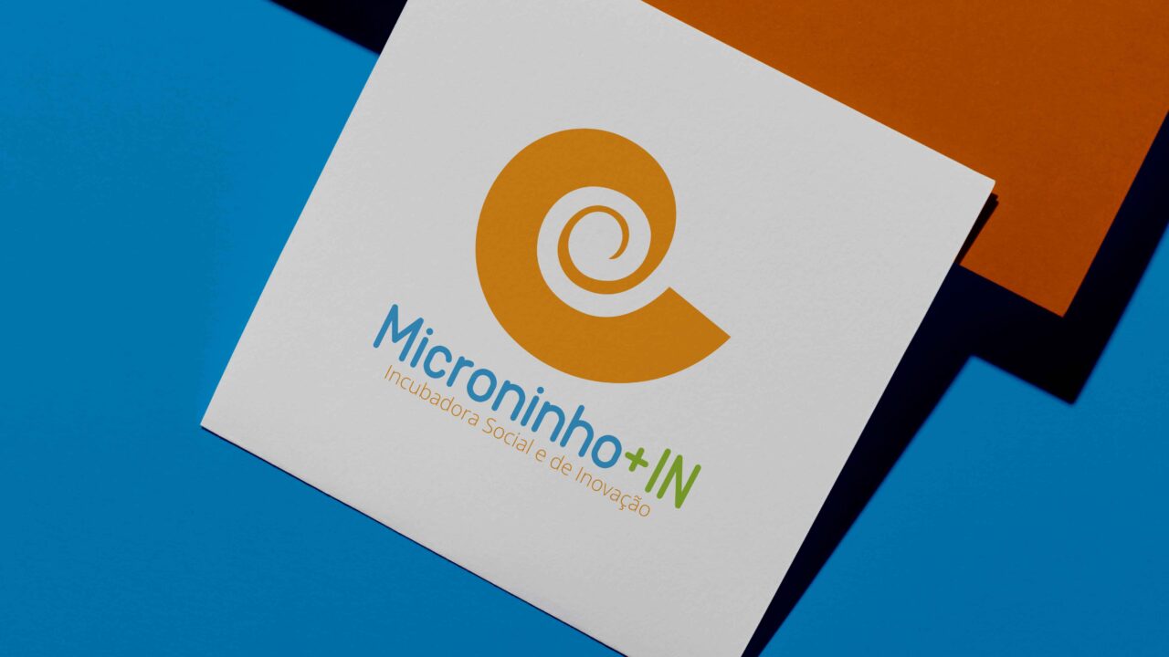 logo micorninho two banner merchadising make by af studio